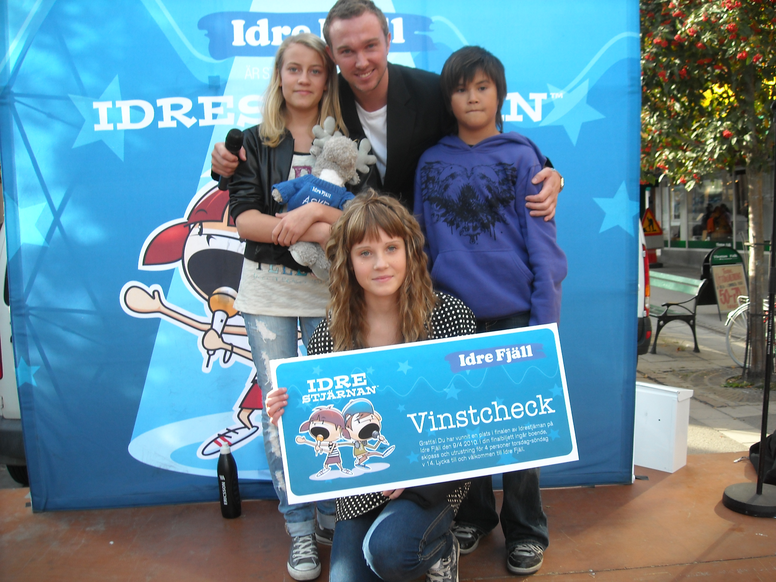 Programledaren Andreas Karlsson med finalisterna och vinnaren Emma Risbo Programledaren Andreas Karlsson med finalisterna och vinnaren Emma Risbo
